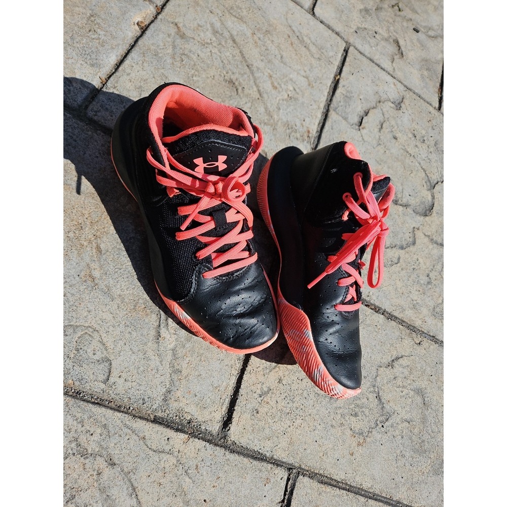 Youth Under Armour Sneakers Size 5 black/coral athletic running basketball shoes